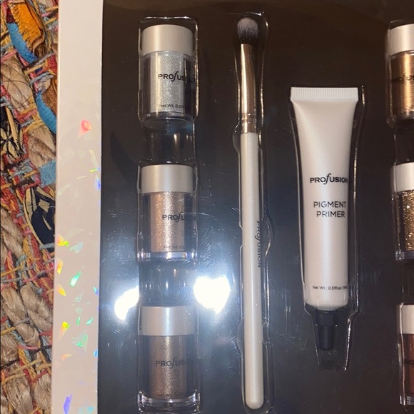 Makeup - Picture 2 of 4